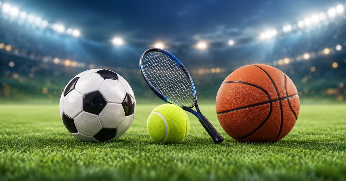 Minge de fotbal, minge de tenis cu rachetă și minge de baschet pe un teren de iarbă, într-un stadion luminat